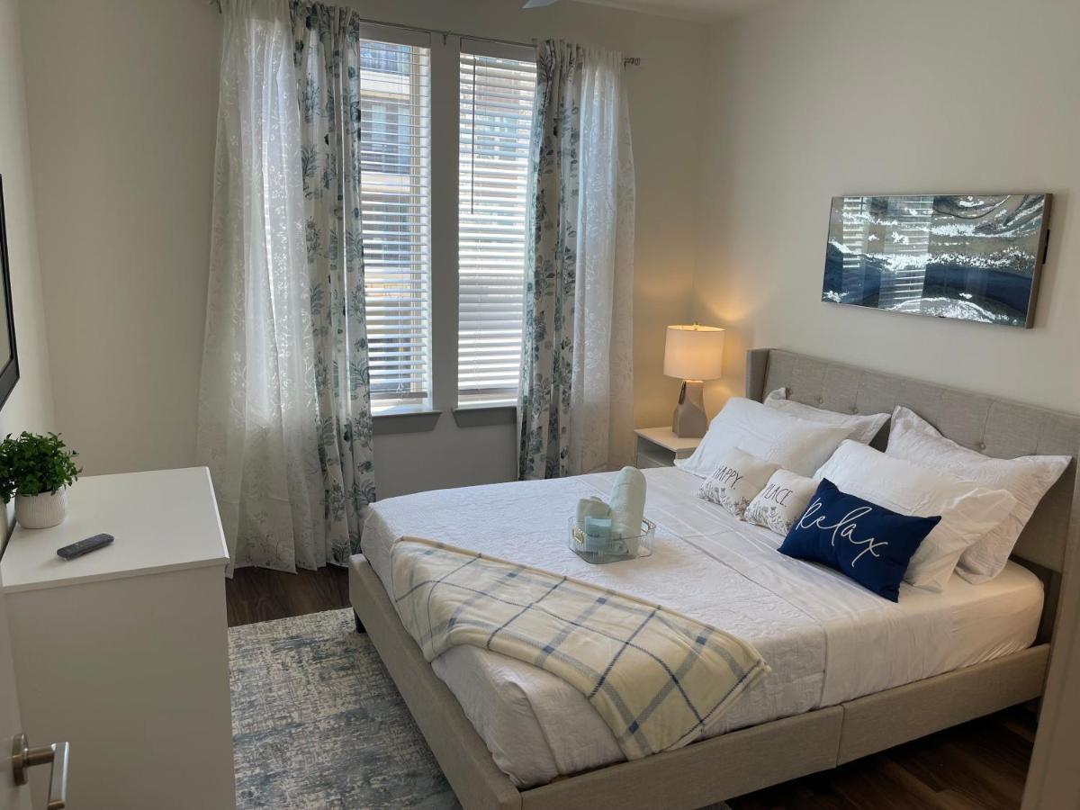 Cozy Retreat-Free Reserved Parking-Pool Addison Exteriér fotografie