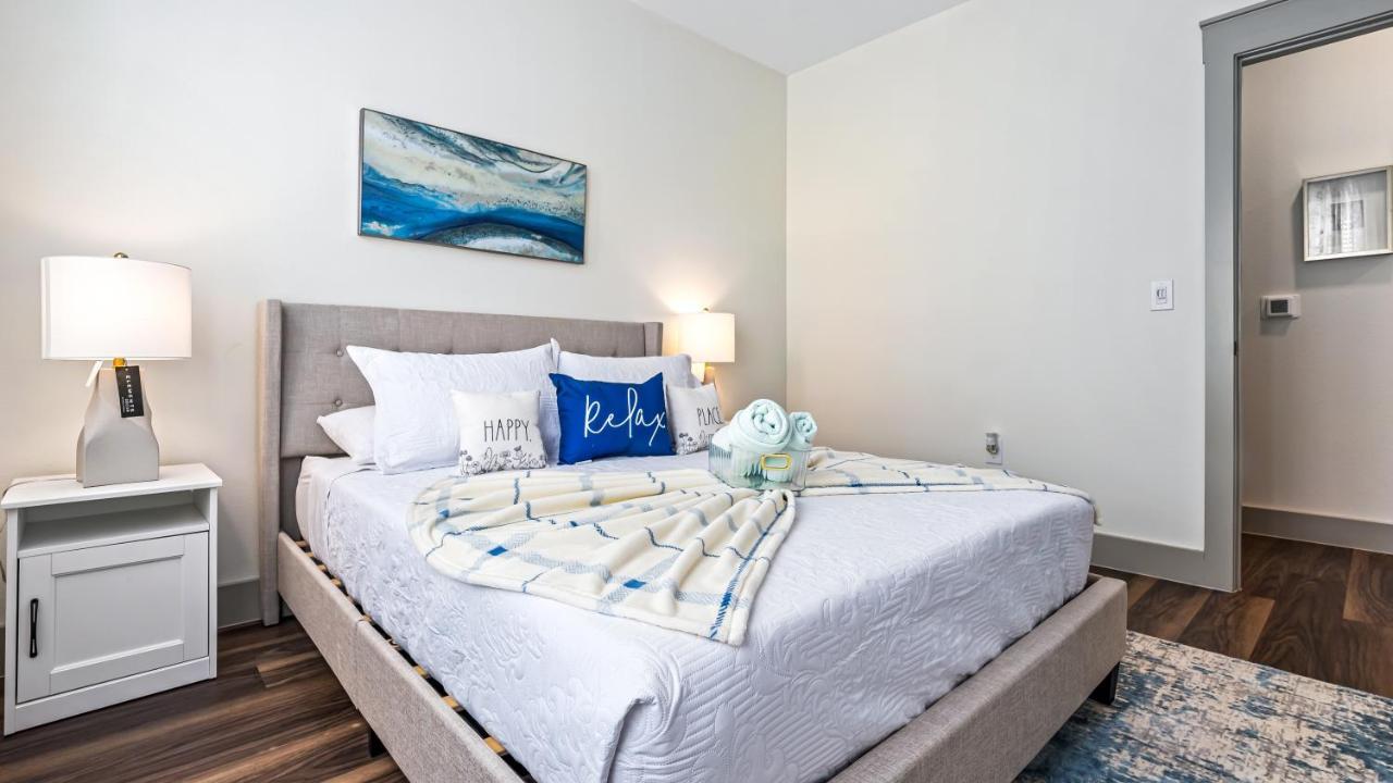 Cozy Retreat-Free Reserved Parking-Pool Addison Exteriér fotografie